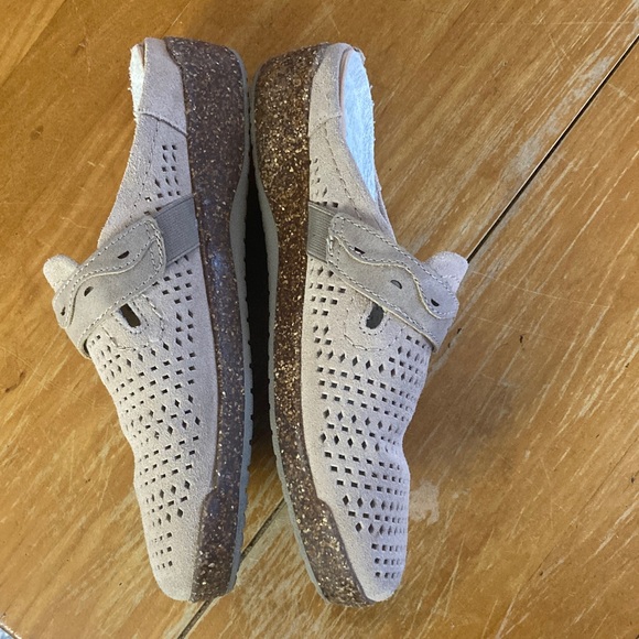 Earth Origins Aurora Jessica perforated suede clogs beige size 8.5 women’s - Picture 2 of 6